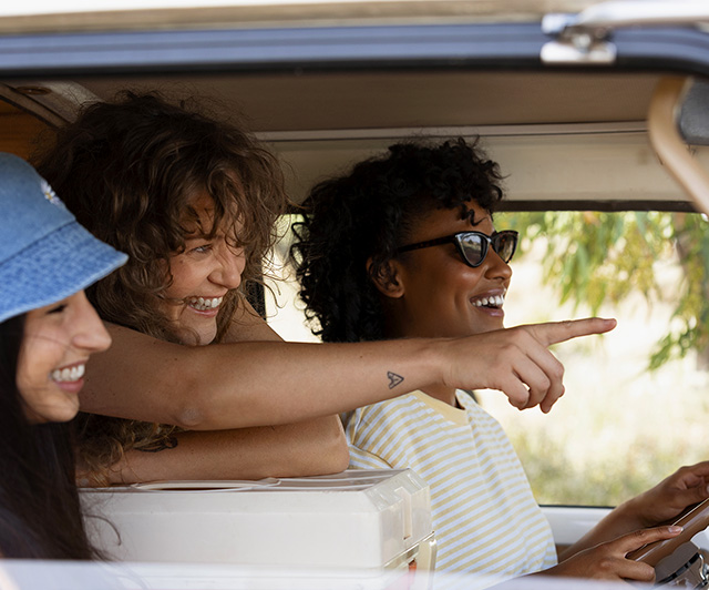 Amis en route pour les vacances au camping