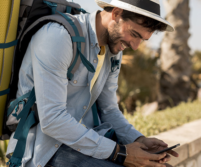 Campeur content à la fin de ses vacances