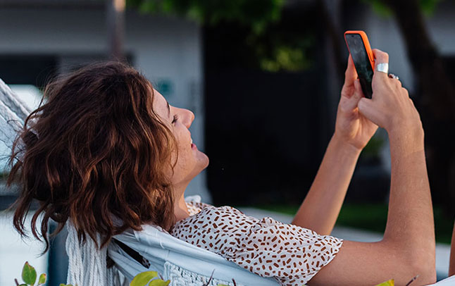 En vacances au camping avec son téléphone